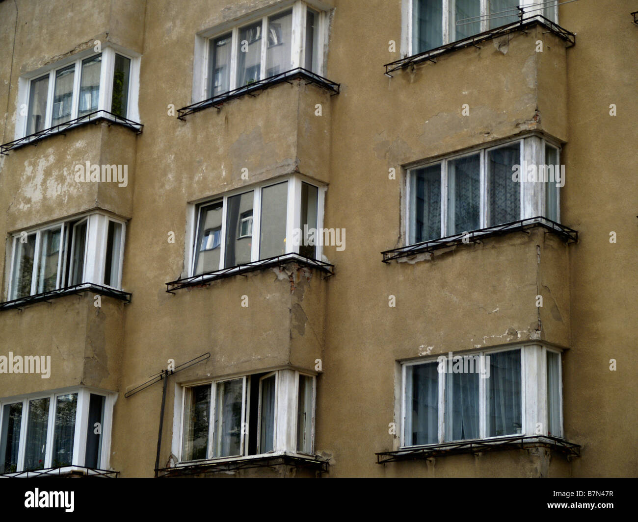 Windows su un comunista-bloc edificio di appartamenti a Varsavia in Polonia. Foto Stock