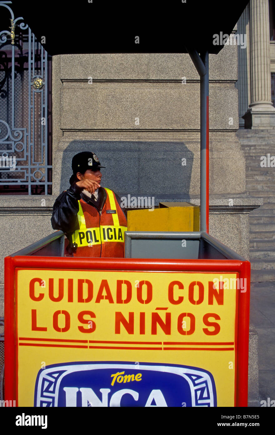 Donna Peruviana, poliziotta, attenzione per bambini guardia di attraversamento, traversata per bambini, cuidado con los ninos, Lima, Provincia di Lima, Perù, Sud America Foto Stock