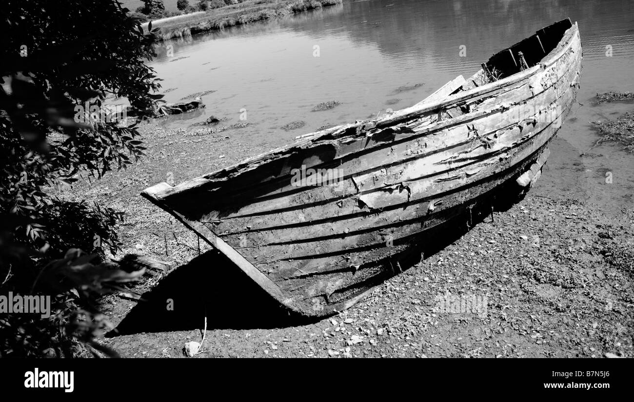 Abbandonati a terra in barca nel fiume Looe estuario, Cornwall, Inghilterra. Foto Stock