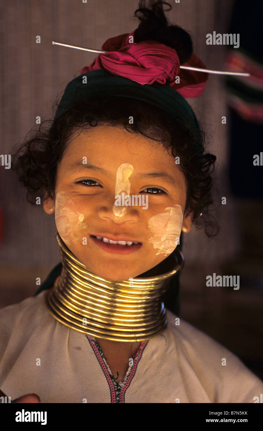 Ritratto di birmani sorridente a collo lungo (Padaung o Karenni Kayan) ragazza, nel campo di rifugiati di Mae Hong Son Provincia, Thailandia Foto Stock
