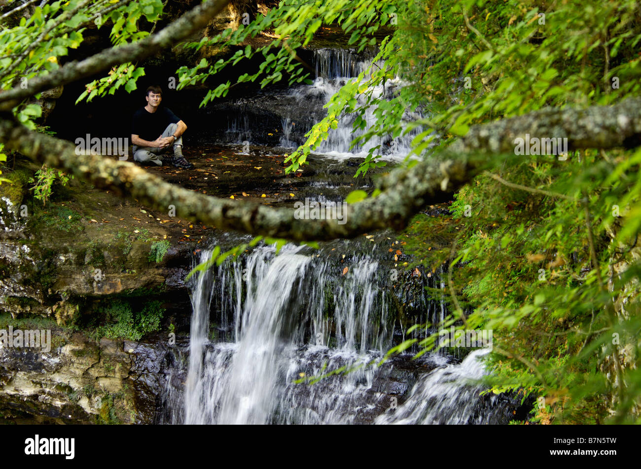 Uomo sulla parte superiore della cappella cade in Pictured Rocks National Lakeshore Michigan Foto Stock