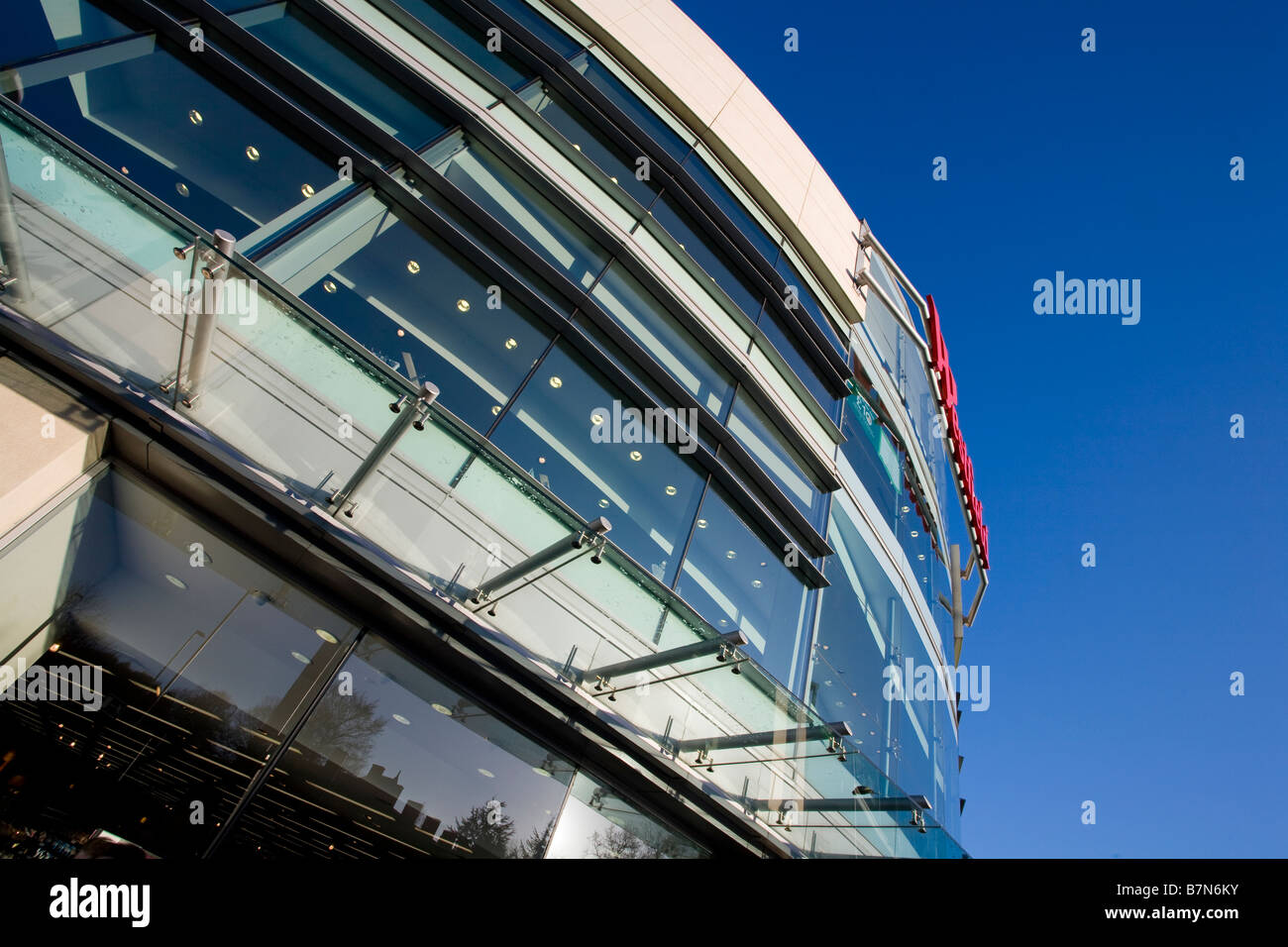 Un moderno tettoia di vetro di un urbano shopping center. Foto Stock