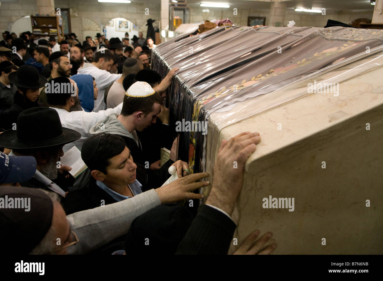 Ebrei sefardici che pregano presso la tomba del sefardico marocchino rabbi e kabbalist Israele Abuhatzeira conosciuto come Baba sali in Città di Netivot Israele Foto Stock