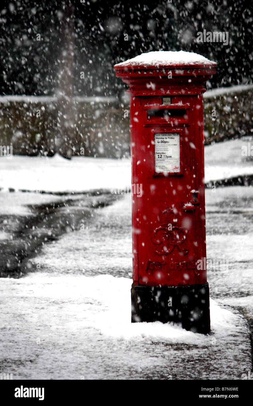 Una fotografia di un Royal Mail red letter box prese quando stava nevicando Foto Stock