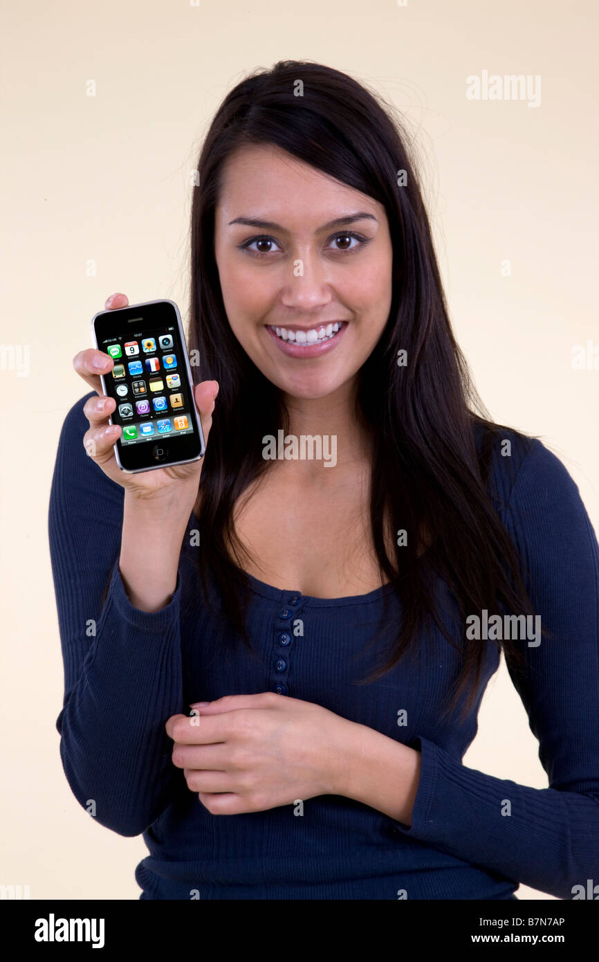 Felice ragazza mostra il suo nuovo touch screen Iphone / Ipod touch. Foto Stock