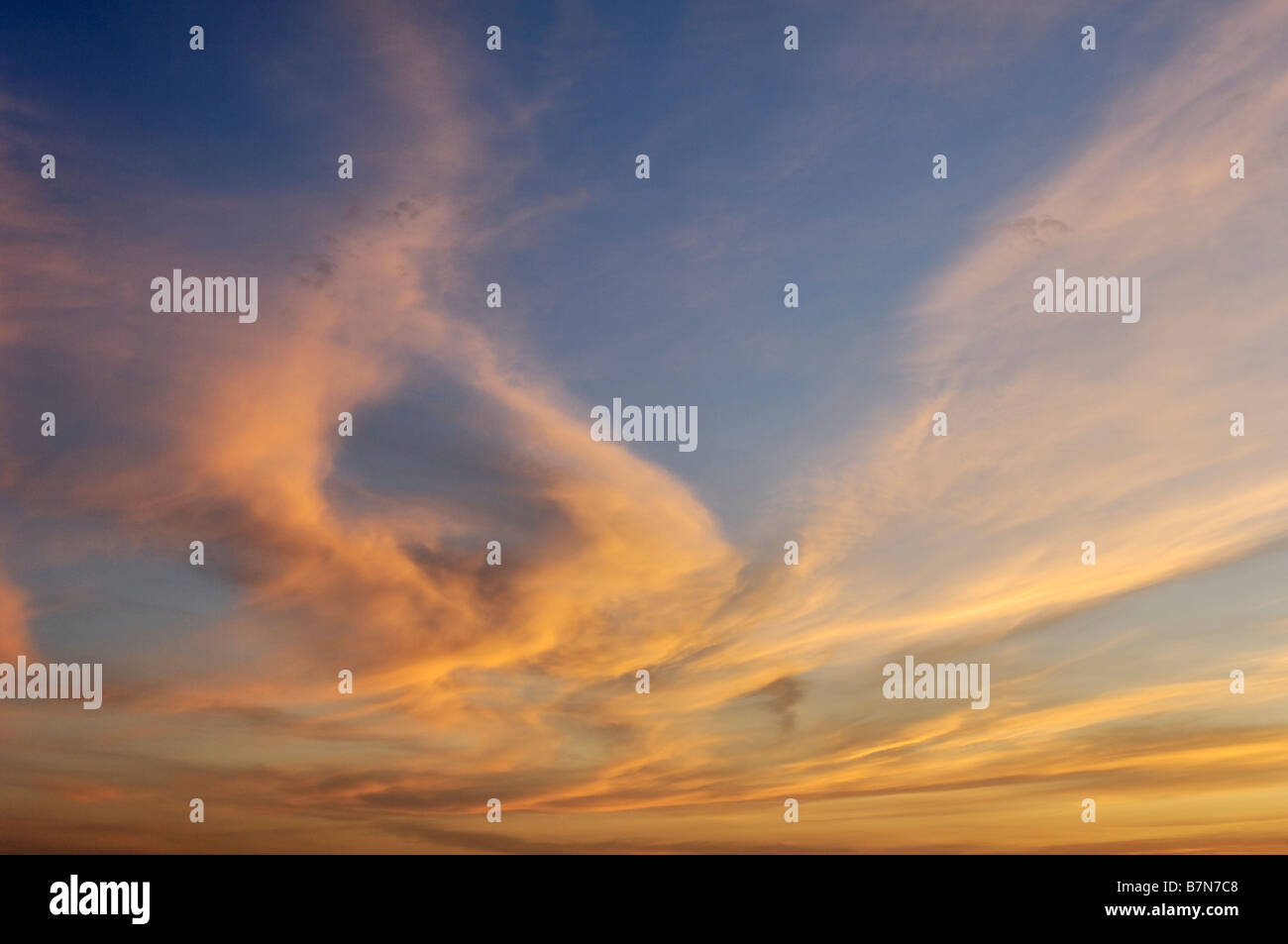 Cirrus Nuvole a Sunrise presso Au treno spiaggia nella Penisola Superiore del Michigan Foto Stock