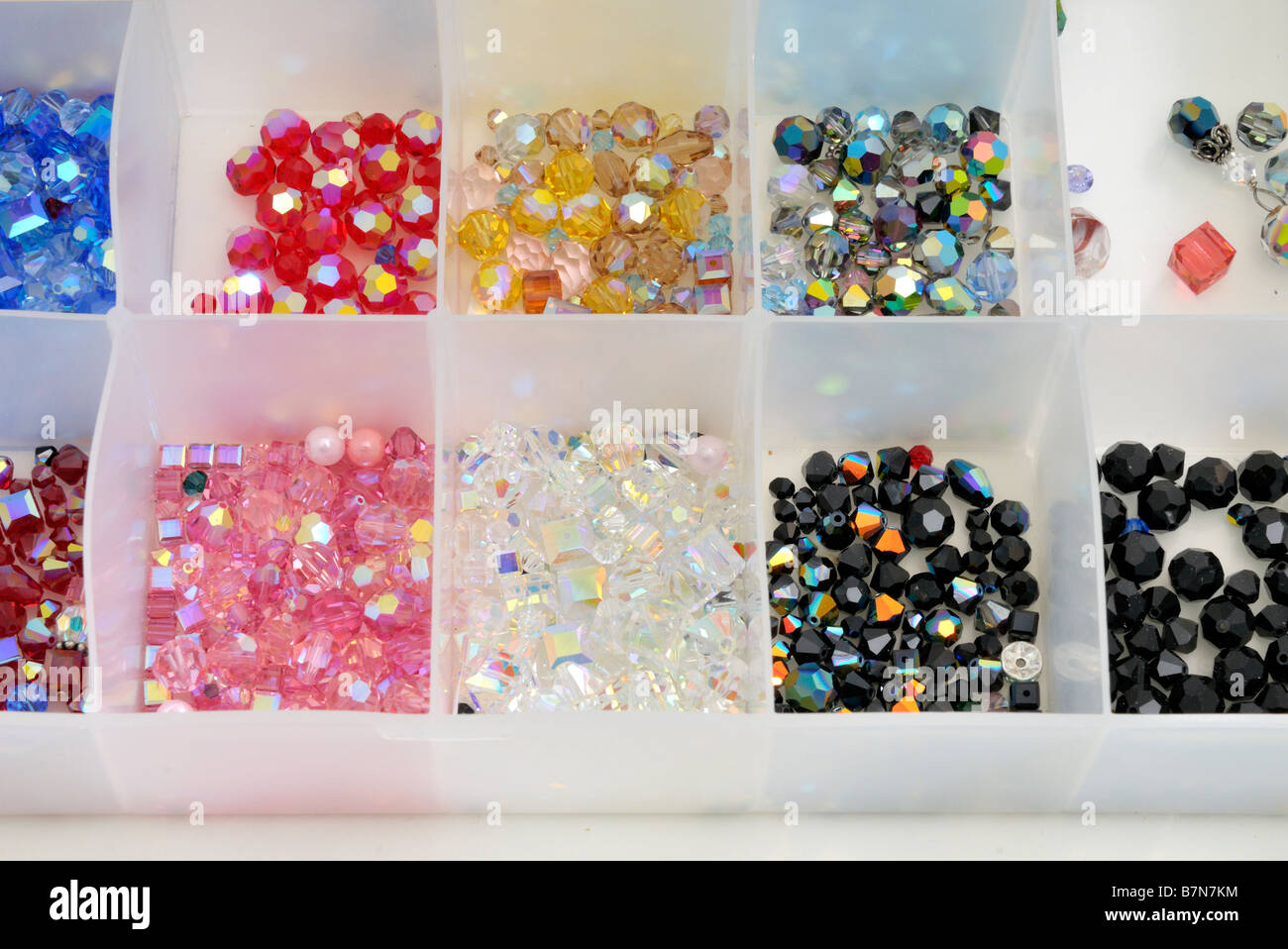 Un ripartito nel contenitore di plastica piena di cristallo Swarovski perle per la creazione di gioielli. Stati Uniti d'America. Foto Stock