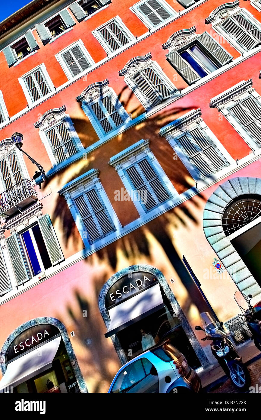 Piazza di Spagna - Piazza di Spagna, l'ombra di una palma su un edificio Roma Italia Foto Stock