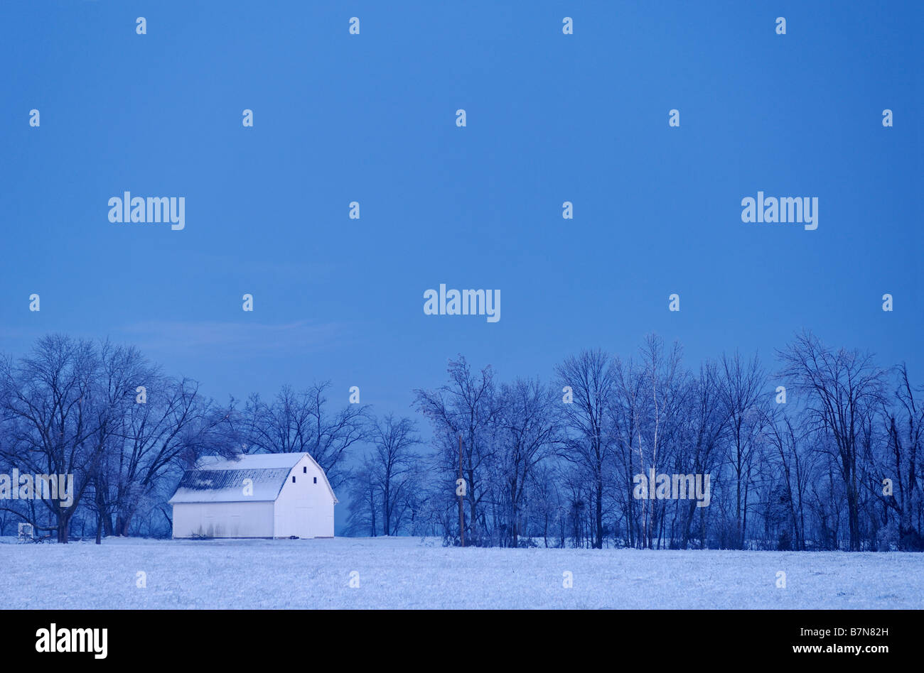 White Barn nella neve al crepuscolo in Crawford County Indiana Foto Stock