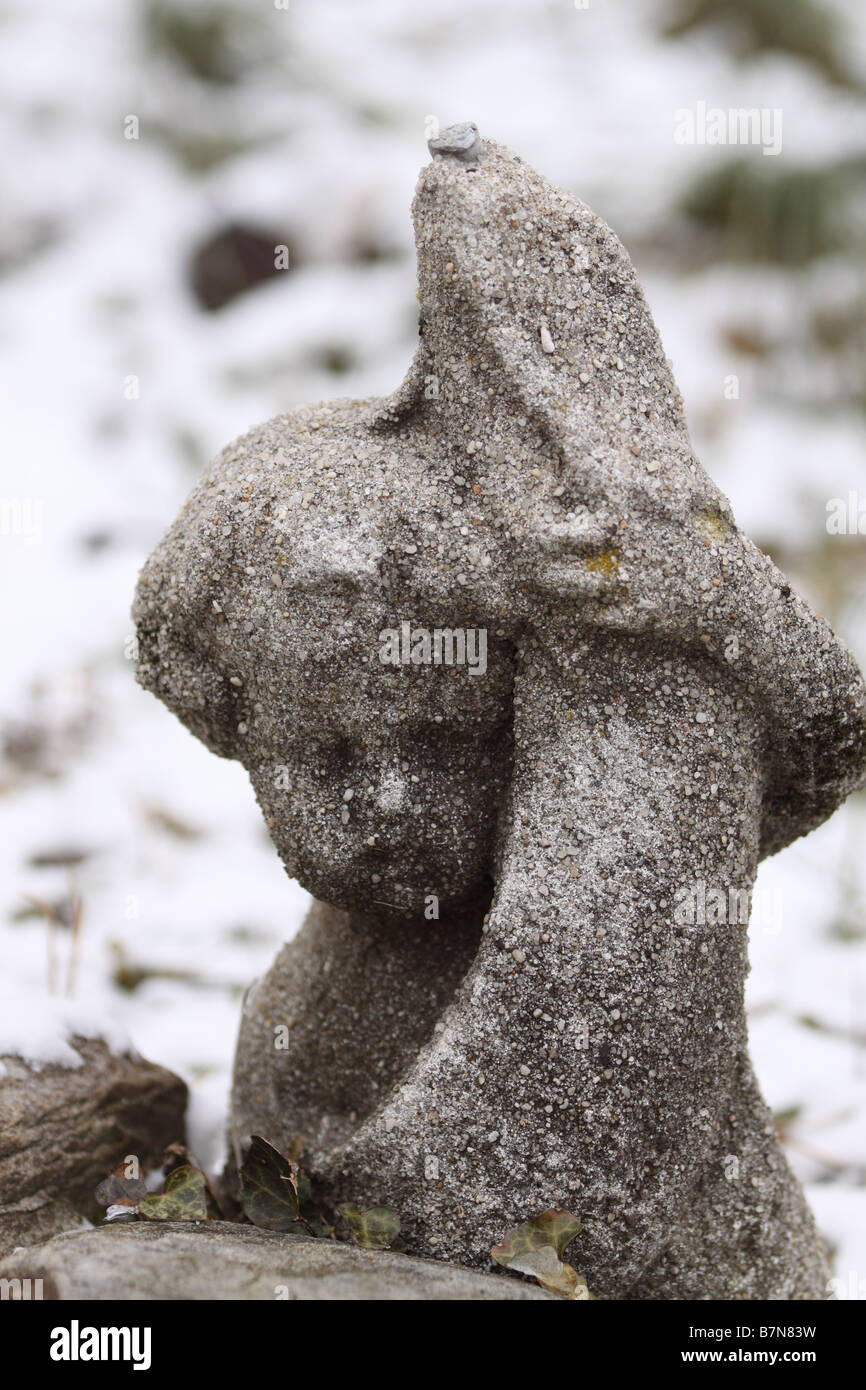 Statua di un ragazzo in possesso di un grande pesce. Foto Stock