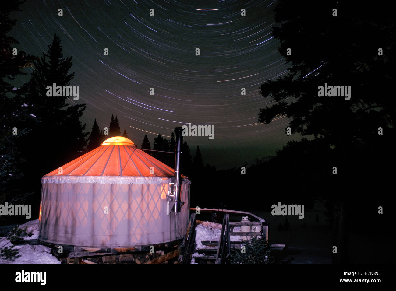 Notte mai Estate Nordic erba Creek Yurt, Colorado State Forest, Gould, Colorado. Foto Stock