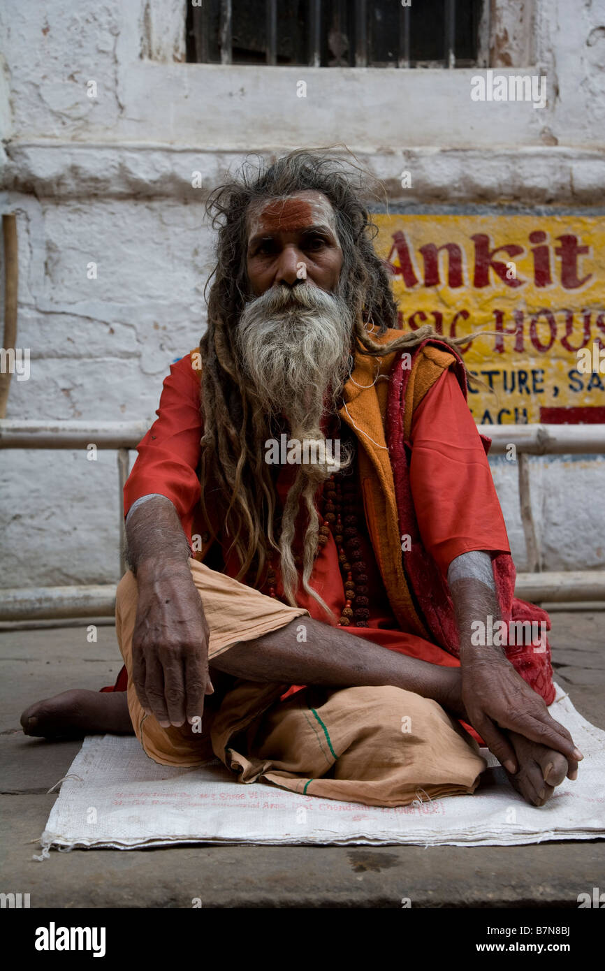 Uomo Santo, Sadhu, India, Varanasi locale, devoto, vita spirituale, yogi, vecchio, dreadlocks, yoga, India, meditare Foto Stock