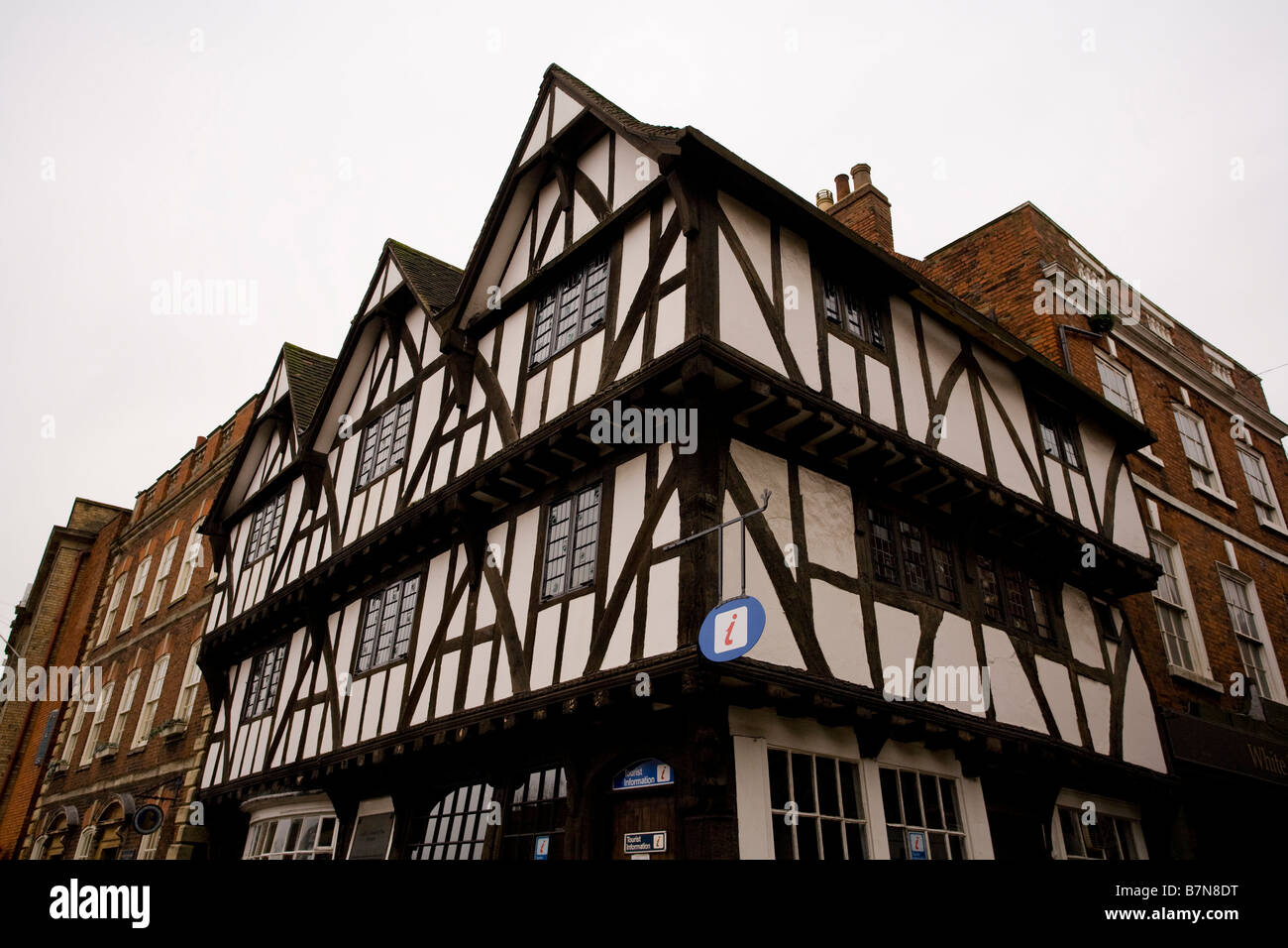 Un originale edificio Tudor a Lincoln. Ora utilizzato come un ufficio di informazioni turistiche. Foto Stock