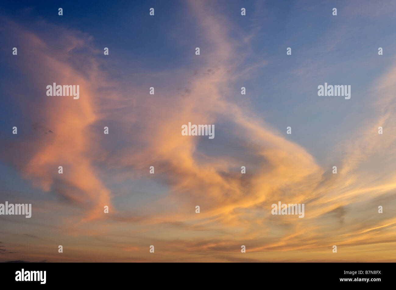 Cirrus Nuvole a Sunrise presso Au treno spiaggia nella Penisola Superiore del Michigan Foto Stock