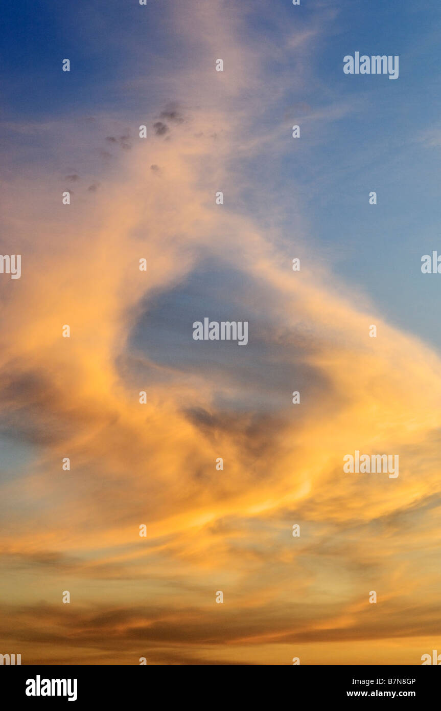 Cirrus Nuvole a Sunrise presso Au treno spiaggia nella Penisola Superiore del Michigan Foto Stock