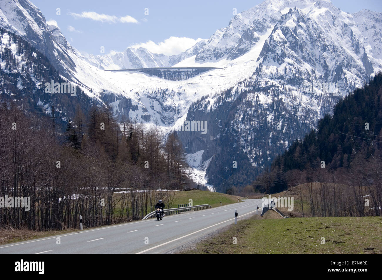 la-diga-del-lago-albigna-sopra-il-passo-del-maloja-in-primavera-grigioni-svizzera-b7n8re.jpg