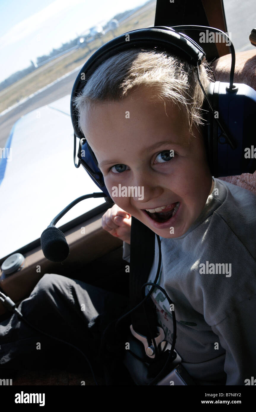 Foto di stock di un entusiasta giovane ragazzo in procinto di salire in un aeromobile leggero per la prima volta Foto Stock