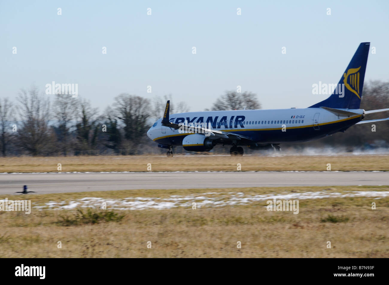 Foto di stock di ryanair di un aereo che decolla da Limoges Internatonal Airport in Francia Foto Stock