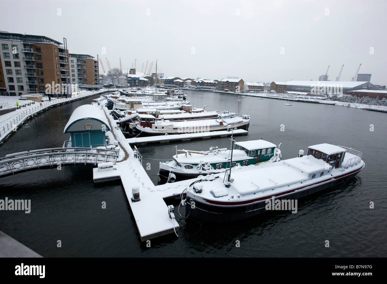 Scene di neve nell'area dei Docklands di Londra Febbraio 2009 case galleggianti sul bacino di Blackwall Foto Stock