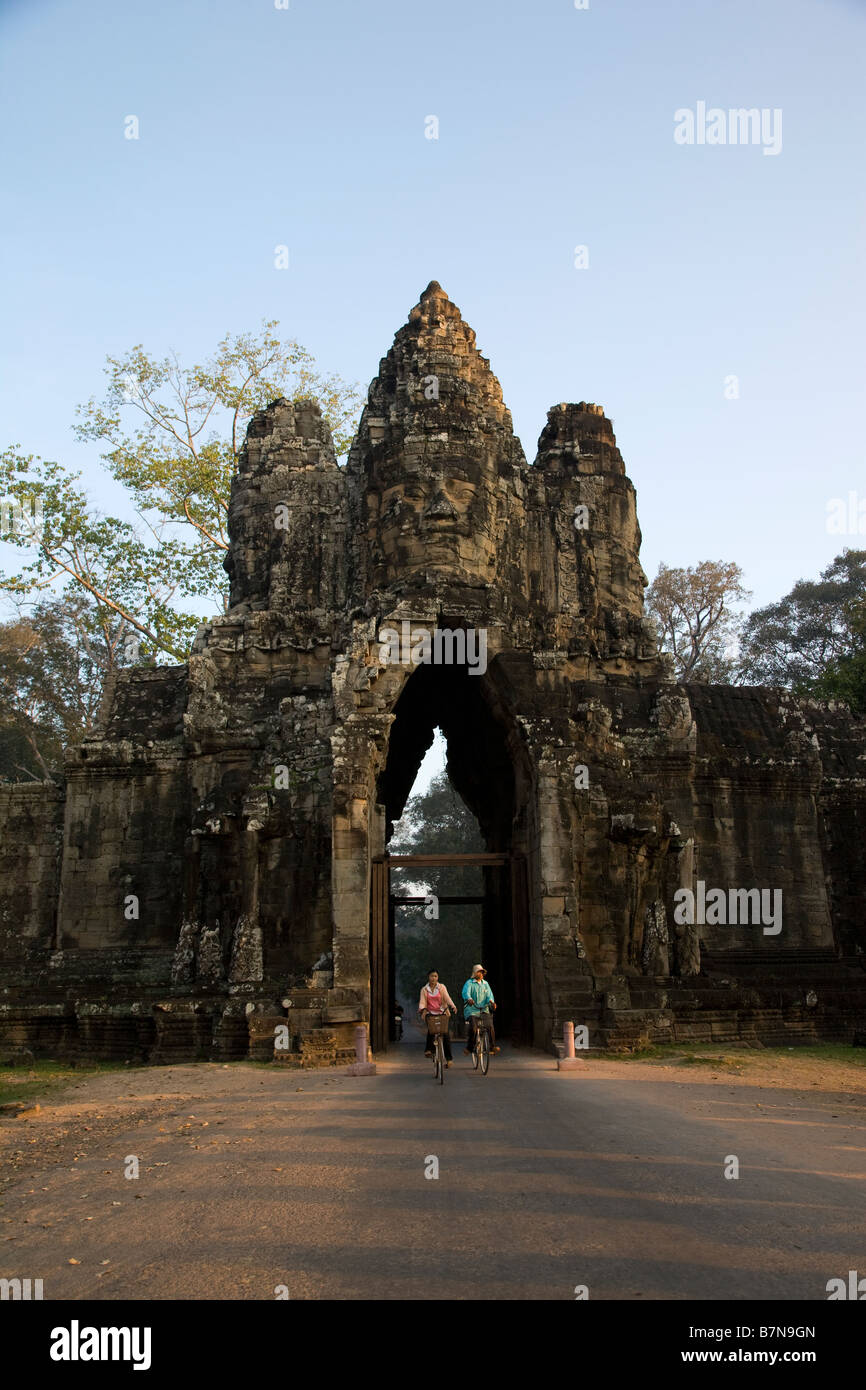 Angkor , Bayon, bicicletta, ciclo, spirituale, antica città vecchia, archeologia, antica civiltà, locali in Cambogia Siem Reap Foto Stock
