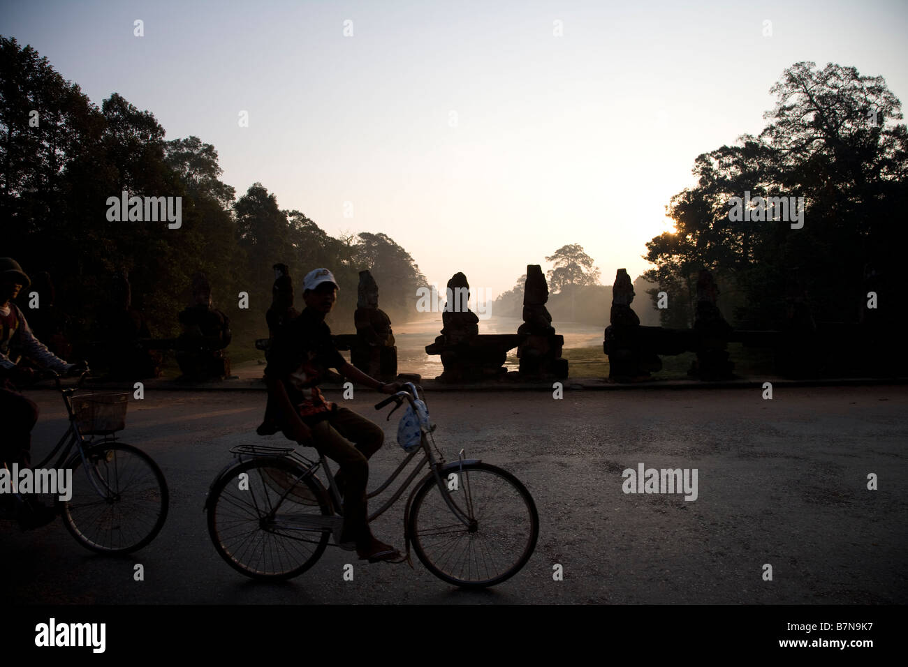Angkor , Bayon, bicicletta, ciclo, spirituale, antica città vecchia, archeologia, antica civiltà, locali in Cambogia Siem Reap Foto Stock