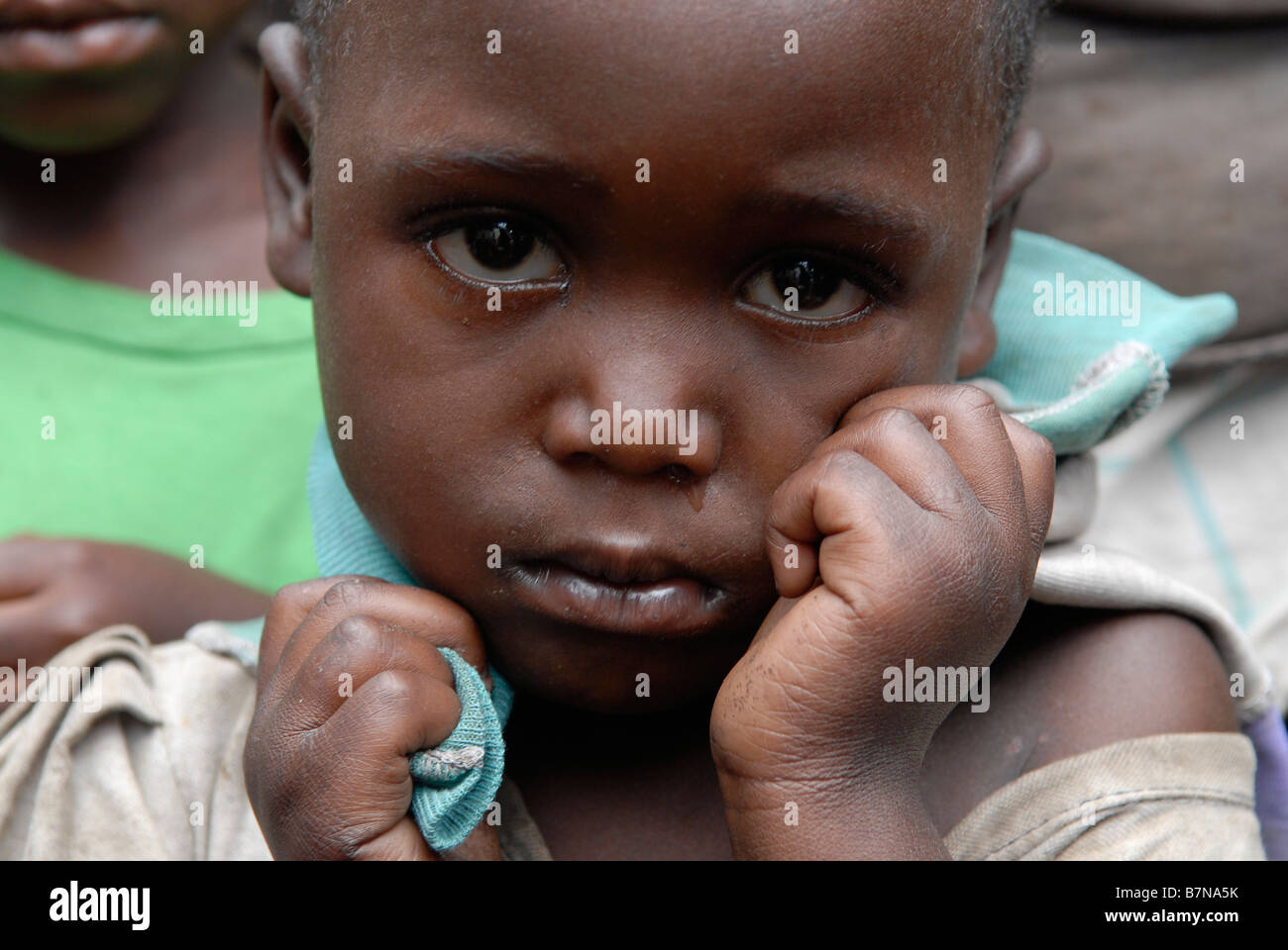 Ragazza giovane cerca triste alla telecamera nella provincia del nord Kivu nell est della Repubblica Democratica del Congo Foto Stock