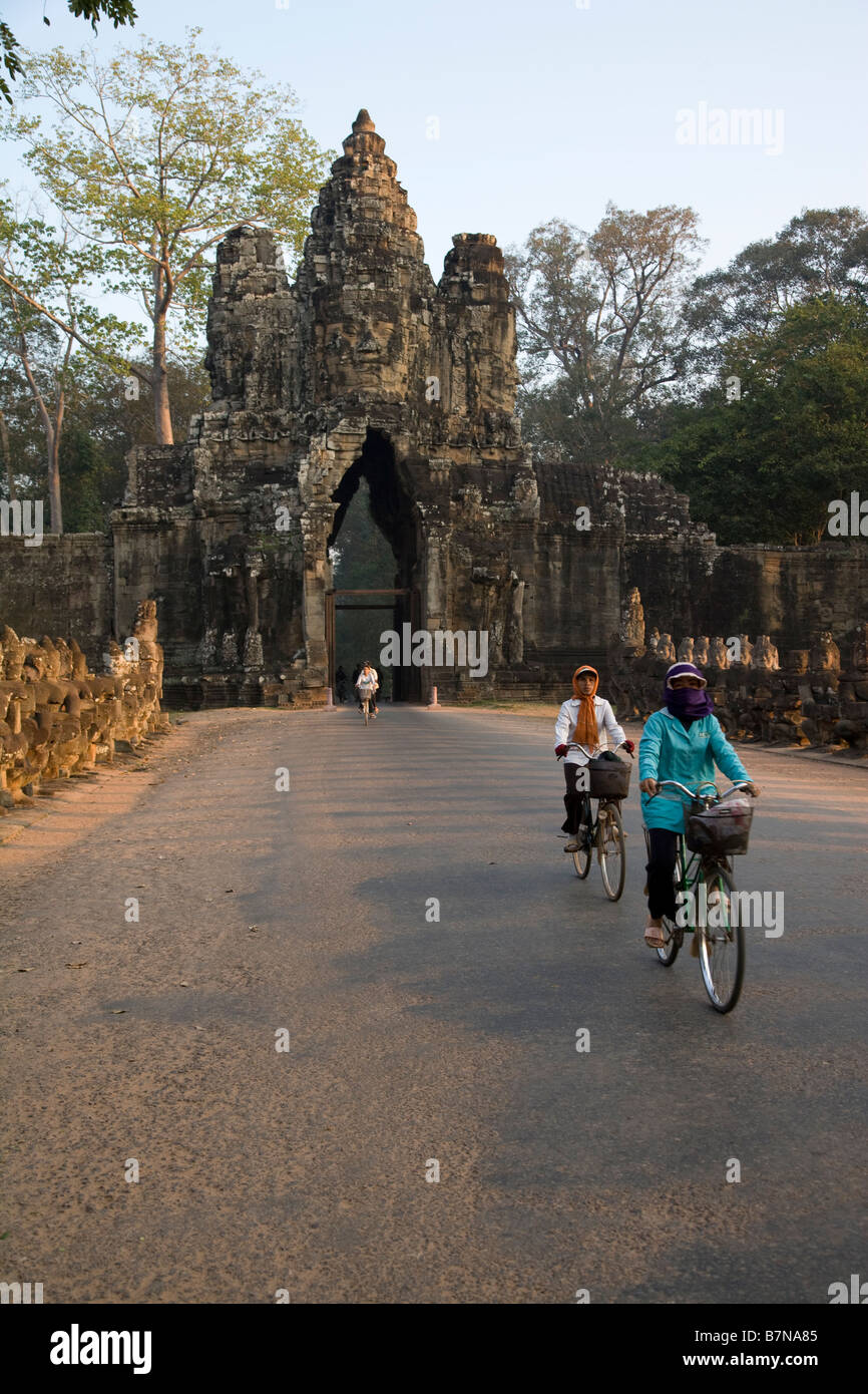 Angkor Wat, Bayon Gate, Bayon, bicicletta, luogo spirituale, antica città vecchia, archeologia, antica civiltà, locale in Cambogia, Foto Stock