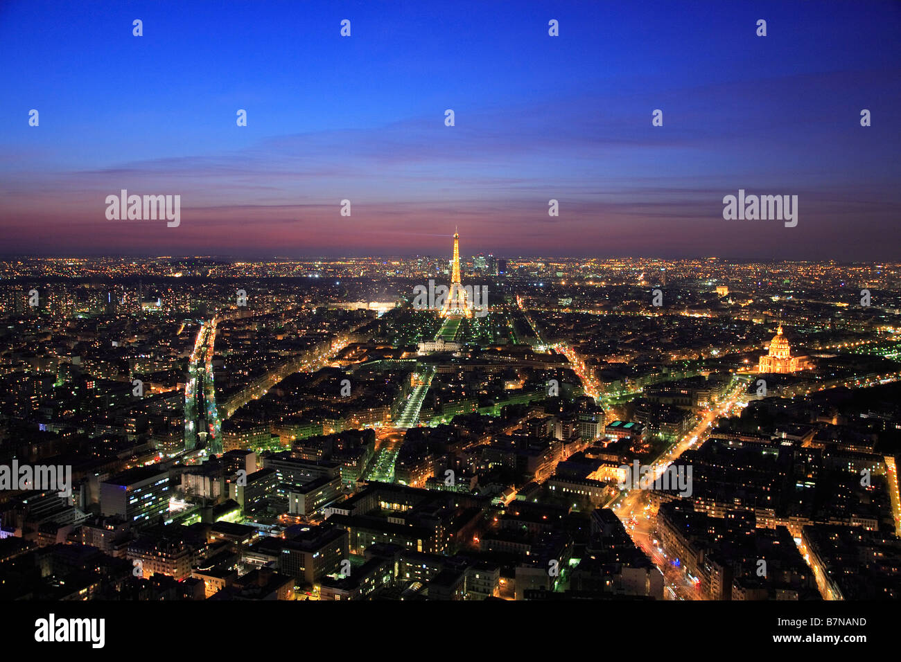 Parigi e la tour Eiffel al tramonto vista dalla Tour Montparnasse Foto Stock