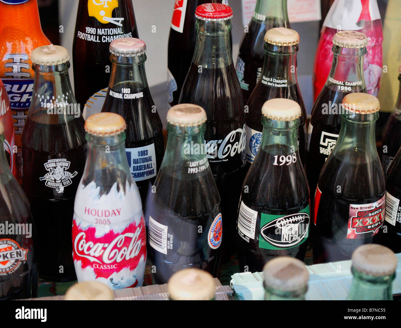 Classic le bottiglie di Coca Cola sul display in una finestra in New York City's Upper East Side. Foto Stock