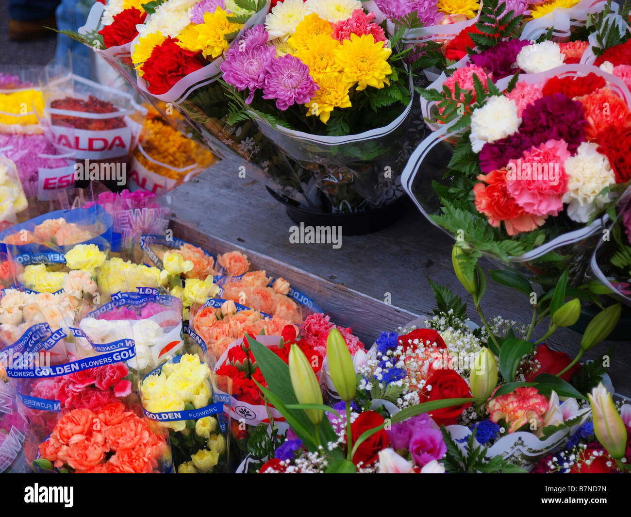 Fiori sul display da un venditore ambulante in New York City. Foto Stock