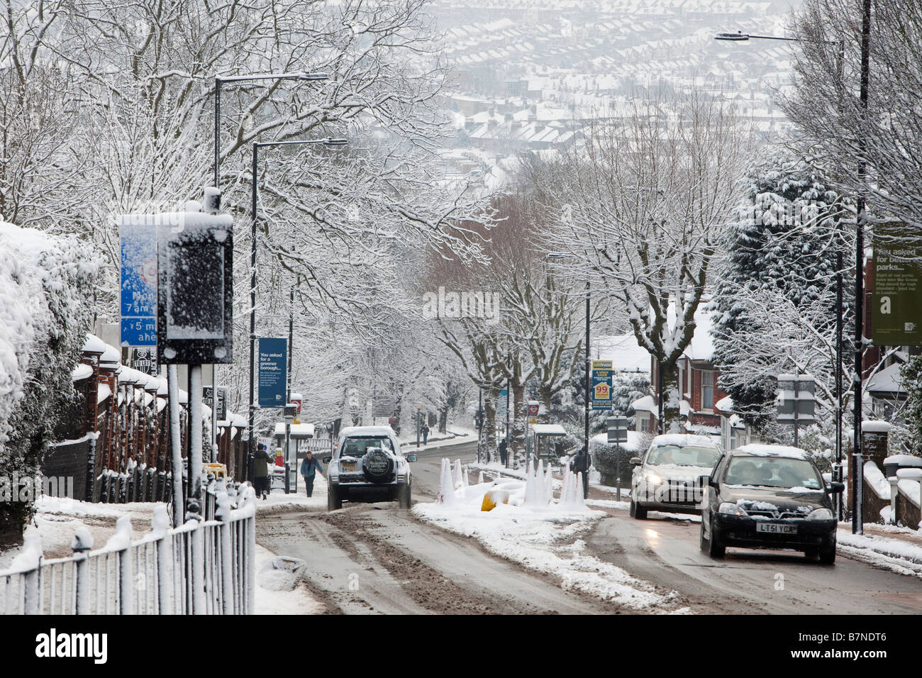 Poche auto sulla strada durante le ore di punta a Muswell Hill Londra nord dopo il più pesante la caduta di neve a Londra per 18 anni Foto Stock