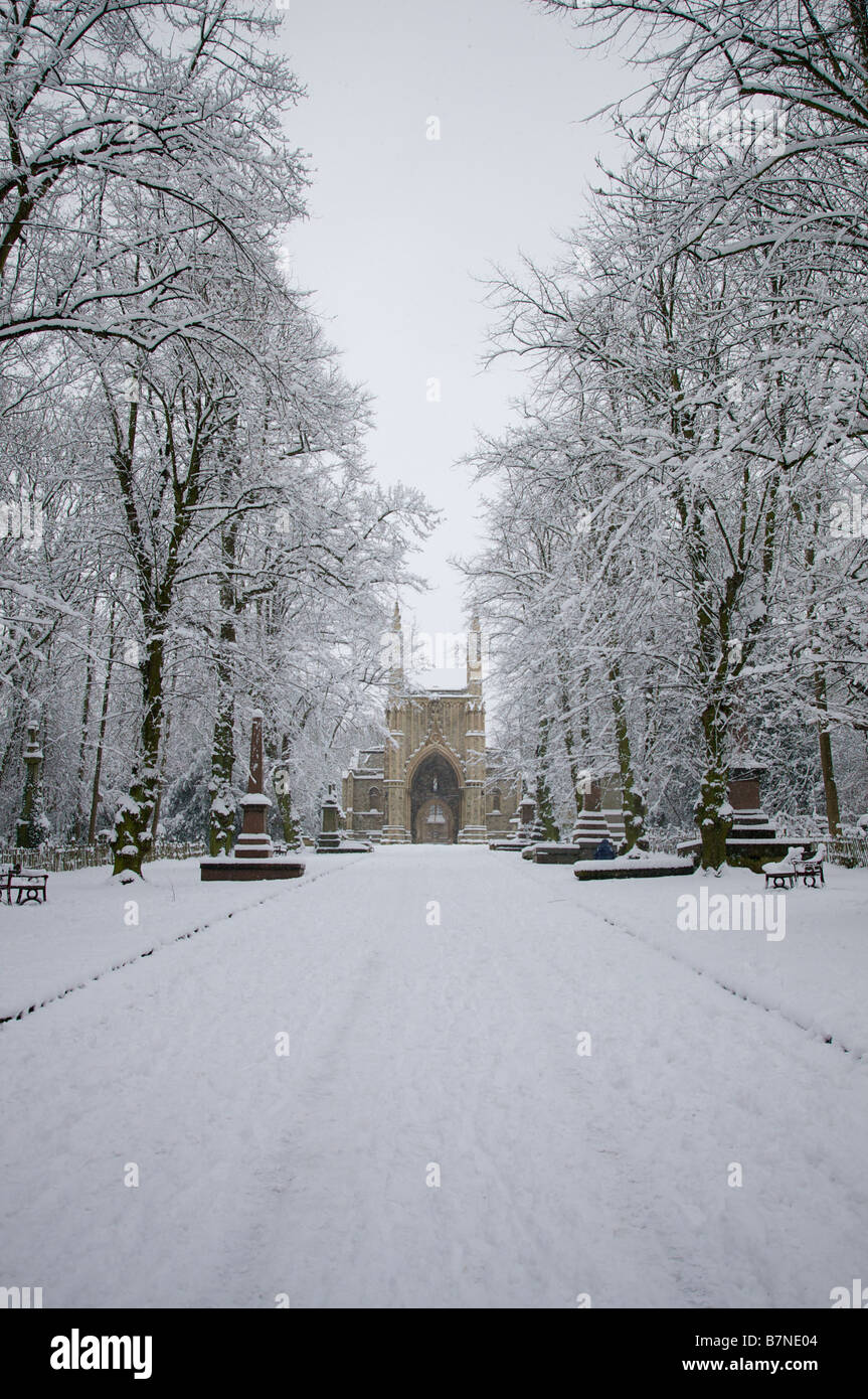 La cappella anglicana nel cimitero di Nunhead sotto neve Foto Stock