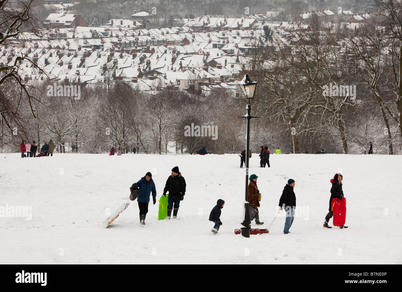 Gli adolescenti giocare sulle nuove nevicate a Alexandra Palace di Londra del nord dopo le scuole hanno chiuso Foto Stock