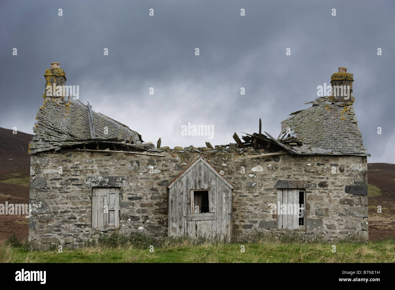 Vecchi Casa contro il cielo grigio Perthshire Scozia Scotland Foto Stock