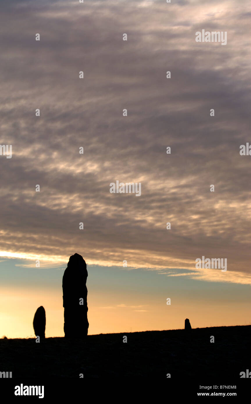 Mattina formazioni di nubi formano un modello interessante attraverso il mattino cielo al megalitico di Avebury Stone Circle nel WILTSHIRE REGNO UNITO Foto Stock