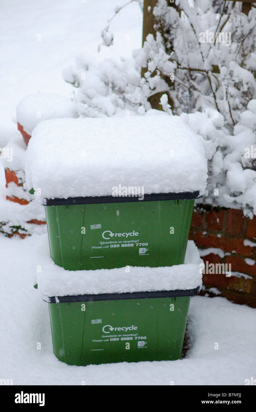 Scatole di riciclaggio in un giardino suburbano coperto di neve il 2 febbraio 2009 il più pesante la caduta di neve a Londra per 18 anni Foto Stock