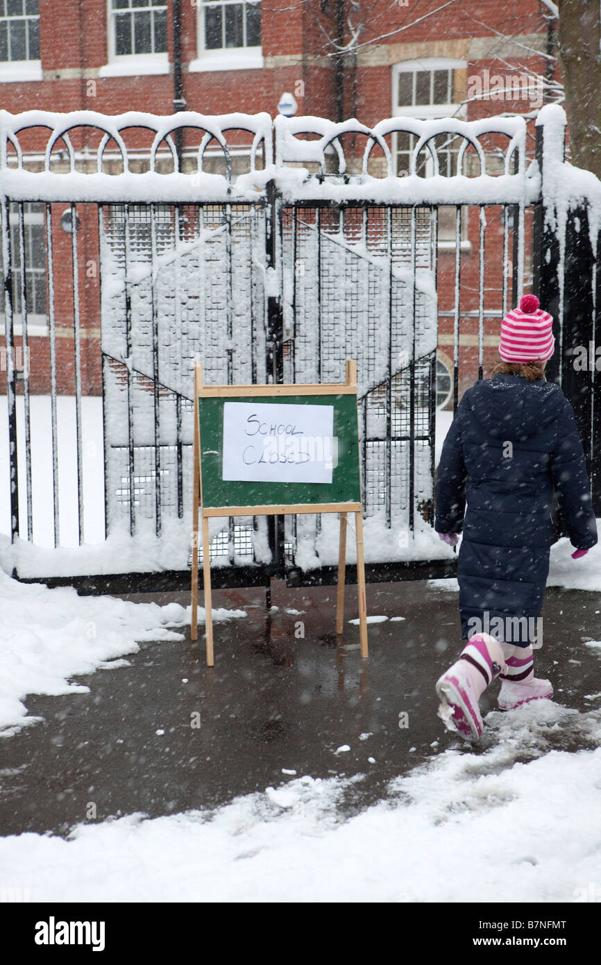 Una scuola primaria a Muswell Hill Londra nord è chiuso per il giorno dopo la neve il 2 febbraio 2009 Foto Stock