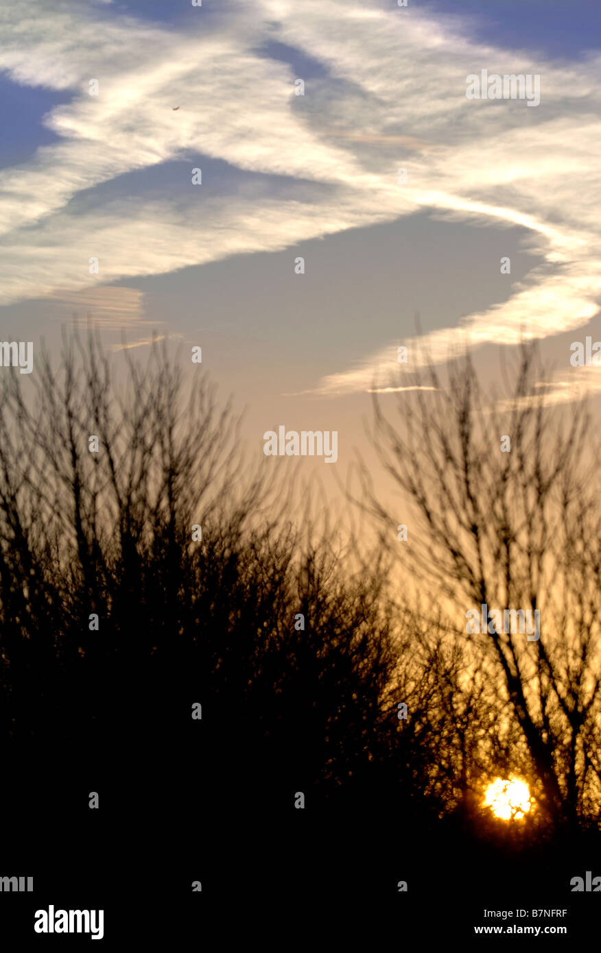 Sentieri di vapori formano un modello interessante attraverso il cielo mattutino nel WILTSHIRE REGNO UNITO Foto Stock