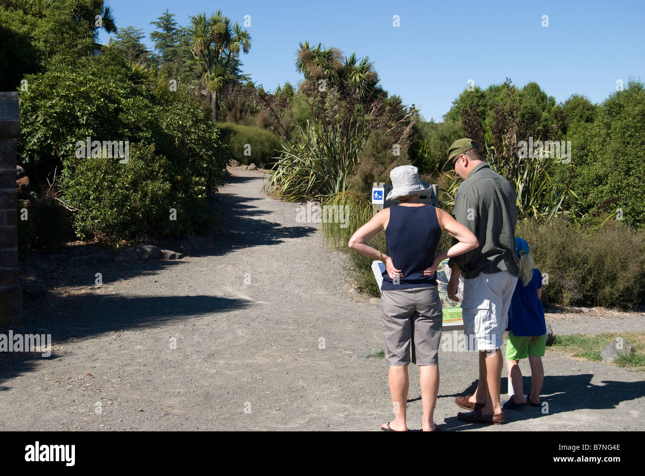 Famiglia guardando itinerari a piedi mappa Victoria Park, Port Hills, Christchurch, Canterbury, Nuova Zelanda Foto Stock