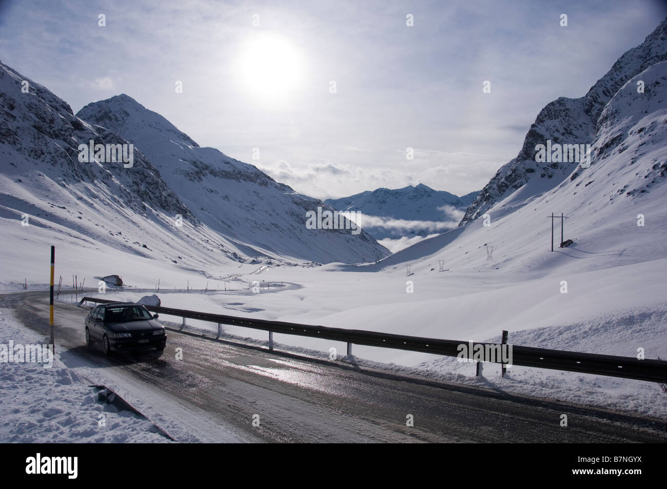 Passaggio auto sulla coperta di neve Passo dello Julier vicino al punto più alto. Alpi svizzere, Grigioni. Foto Stock