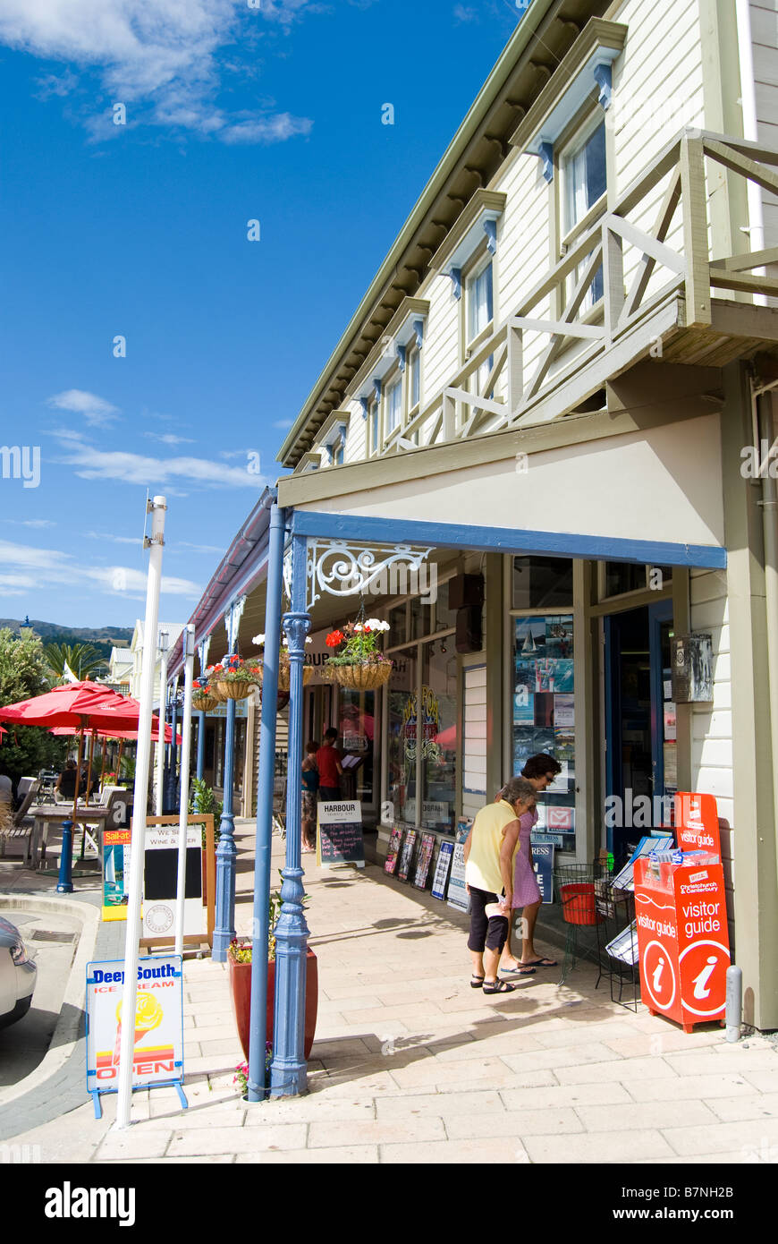 Legno storico negozio di fornitura, Beach Road, Akaroa, Penisola di Banks, Canterbury, Nuova Zelanda Foto Stock