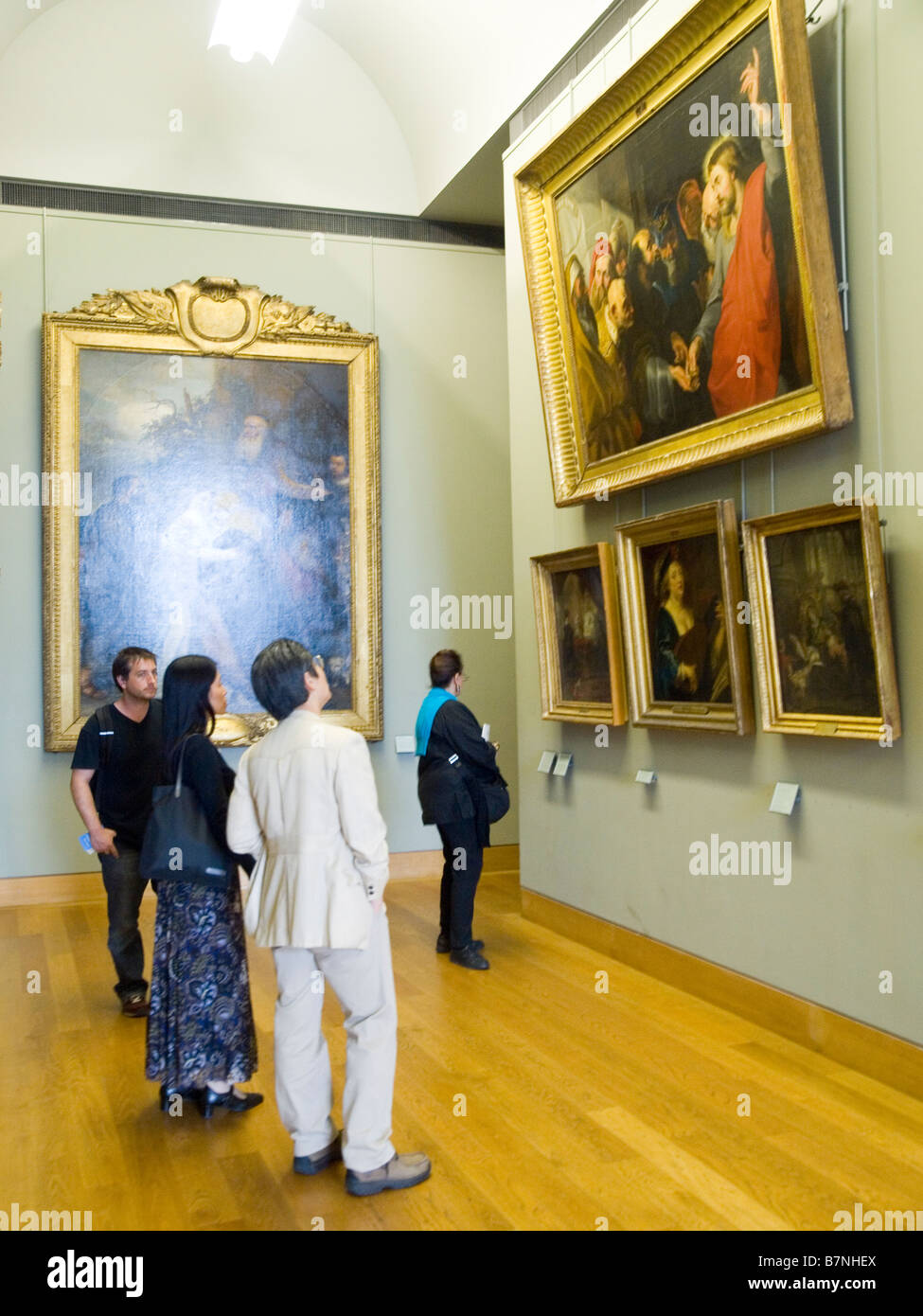 Persone di ammirare i dipinti del Museo del Louvre a Parigi, Francia Europa Foto Stock