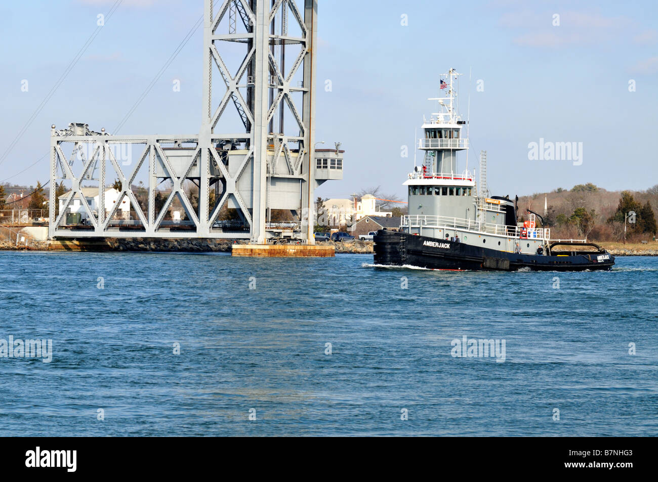 Grigio rimorchiatore Amberjack passando sotto il ponte ferroviario nel canale di Cape Cod Foto Stock