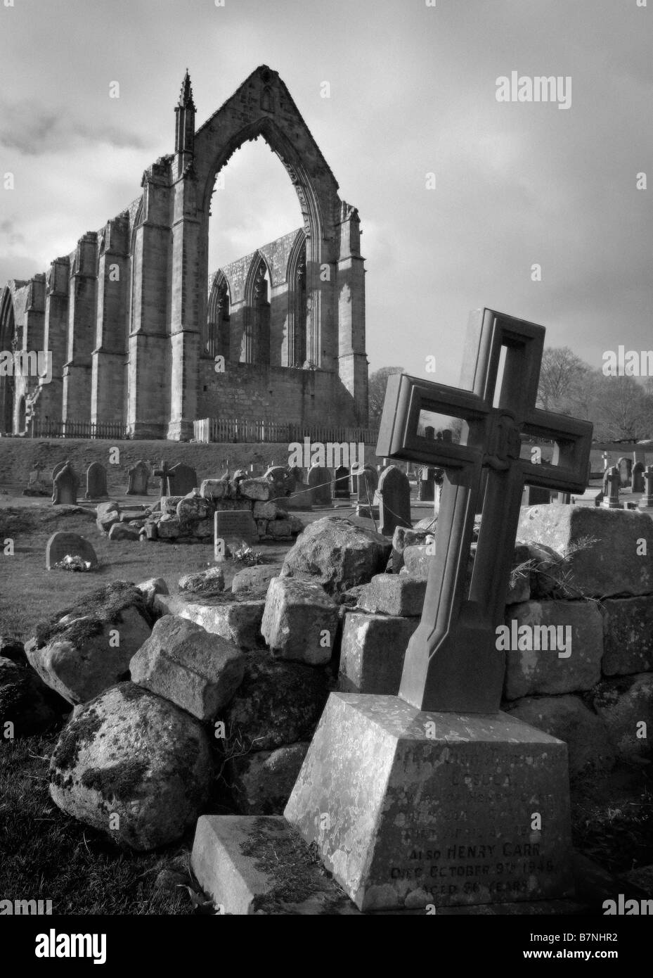 Una vista di Bolton Priory (o Bolton Abbey) dal cimitero. Le rovine lay accanto al fiume Wharfe nello Yorkshire. Foto Stock