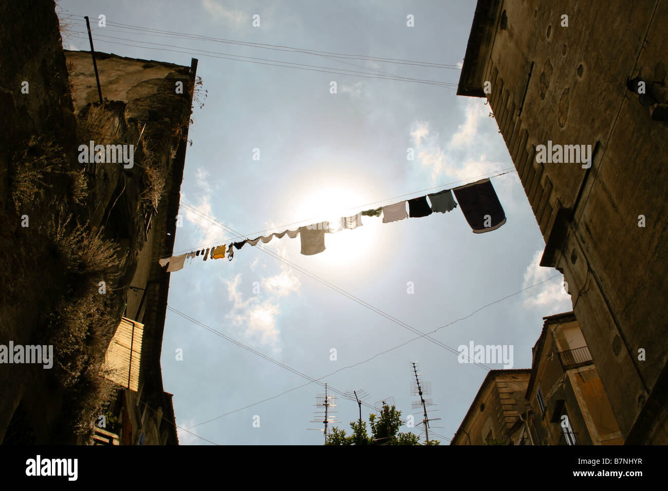 Appendere fuori i vestiti dal vecchio edificio a Cosenza Foto Stock