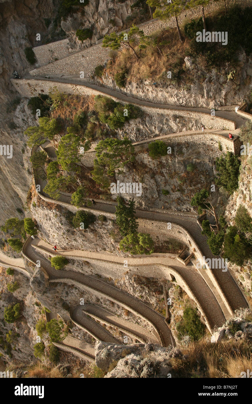 Via Krupp, il percorso a zig-zag dai Giardini di Augusto con il porto di Marina Picchola, sull' isola di Capri, Italia. Foto Stock