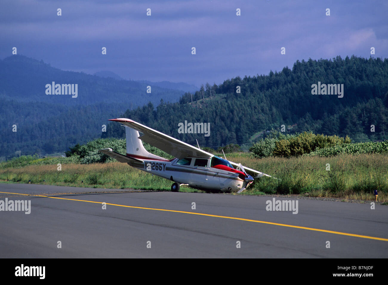 Cessna aereo si è schiantato sulla pista dopo l'atterraggio Eureka collassato Humboldt County in California Foto Stock