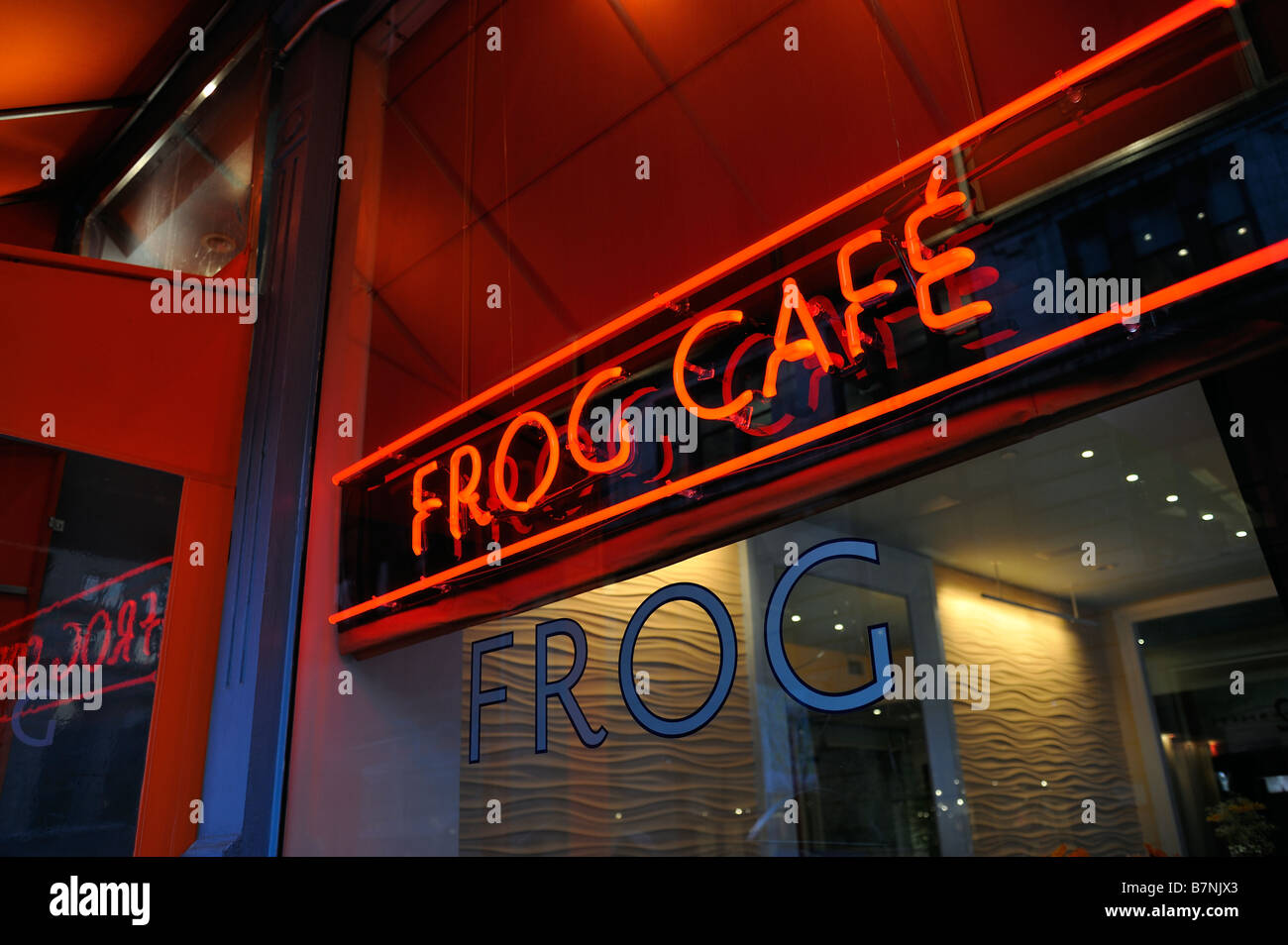 Insegna al neon nella finestra di un ristorante francese in SoHo a New York City. Foto Stock
