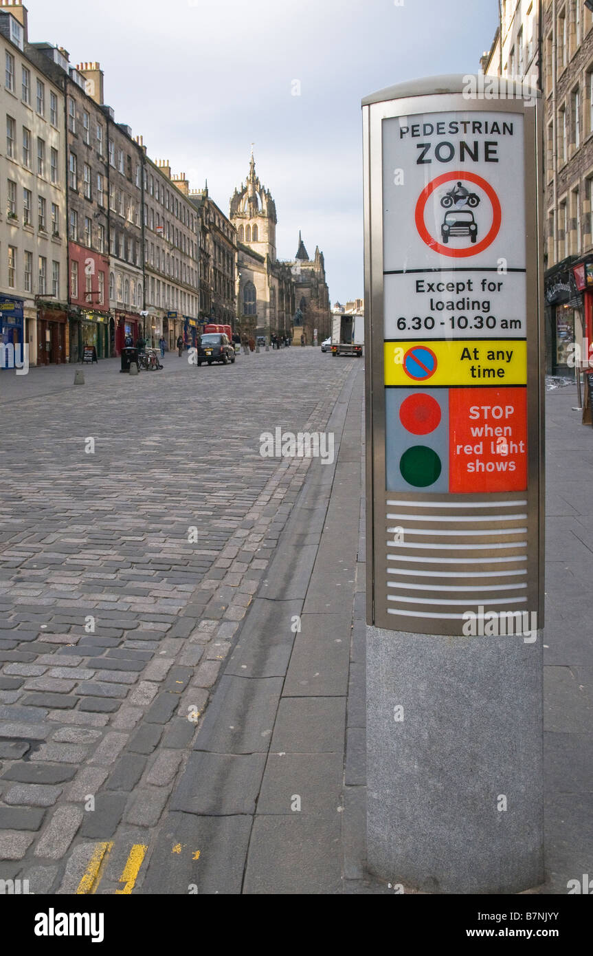 La zona pedonale in High Street (Royal Mile), Edimburgo Foto Stock