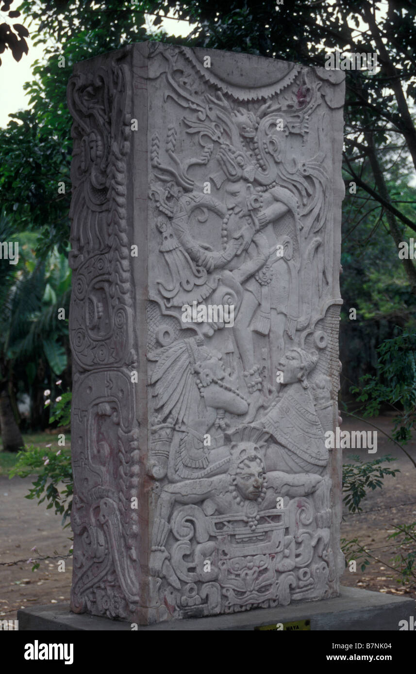 Replica di una stele Maya al pre-ispanici rovine di San Andres, El Salvador, America Centrale Foto Stock